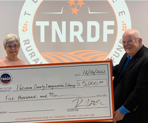 From left to right : JoAnne White representative for Imagination Library and Bob Duncan Chairman of TNRDF